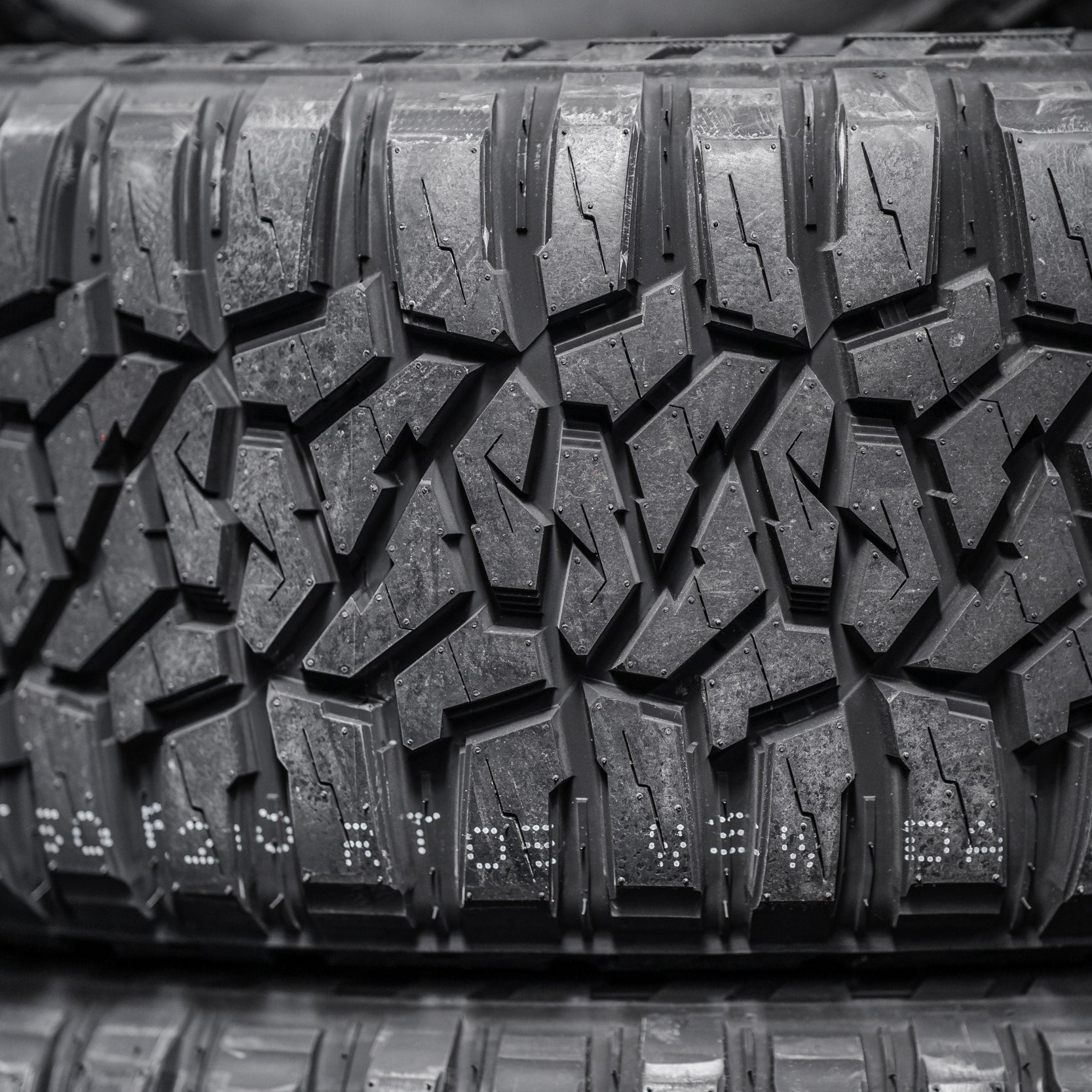 285/50/R20LT Mud Tyres + Alloy Wheels