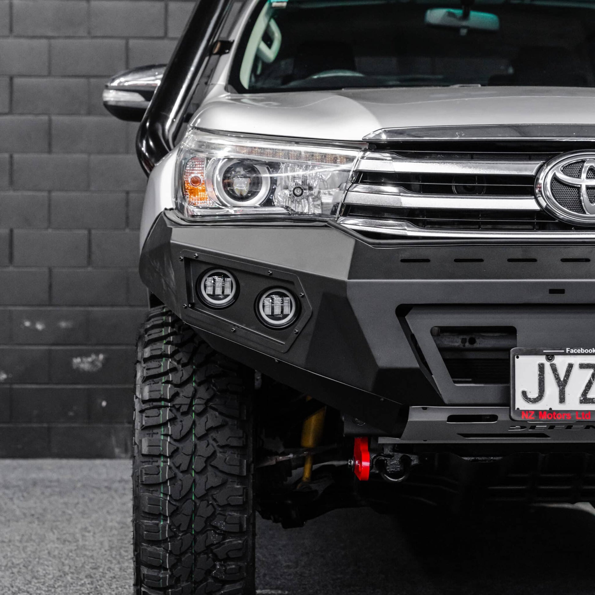 DEFENDER Off-Road Loopless Bull-Bar — Toyota Hilux [2015-2020]
