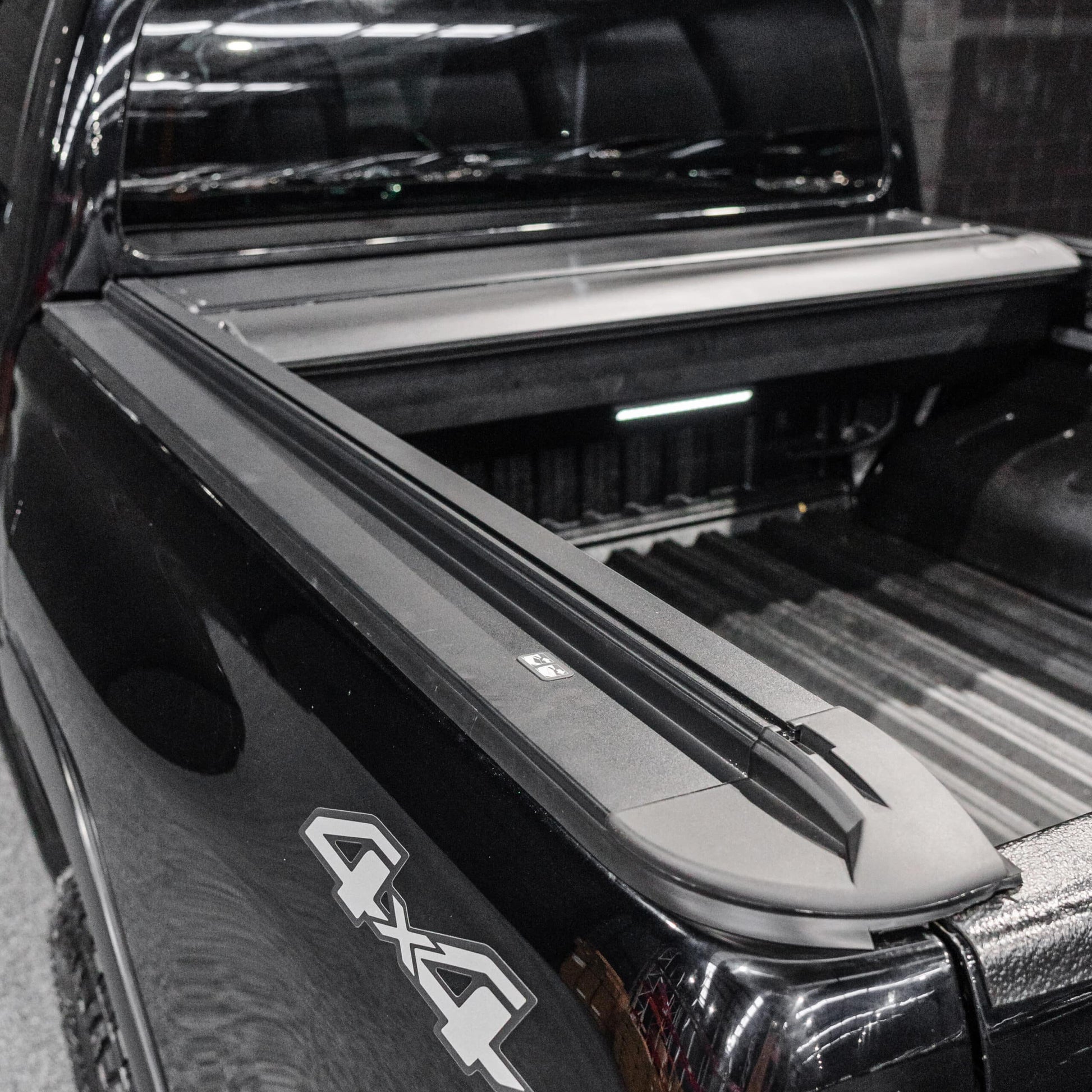 DEFENDER Off-Road Electric Rolling Shutter Lid — Toyota Hilux [2015-2020]