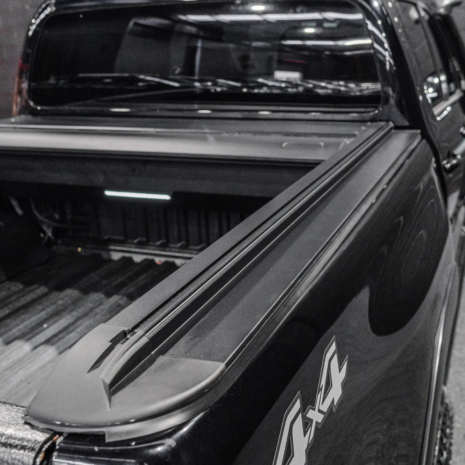 DEFENDER Off-Road Electric Rolling Shutter Lid — Toyota Hilux [2015-2020]