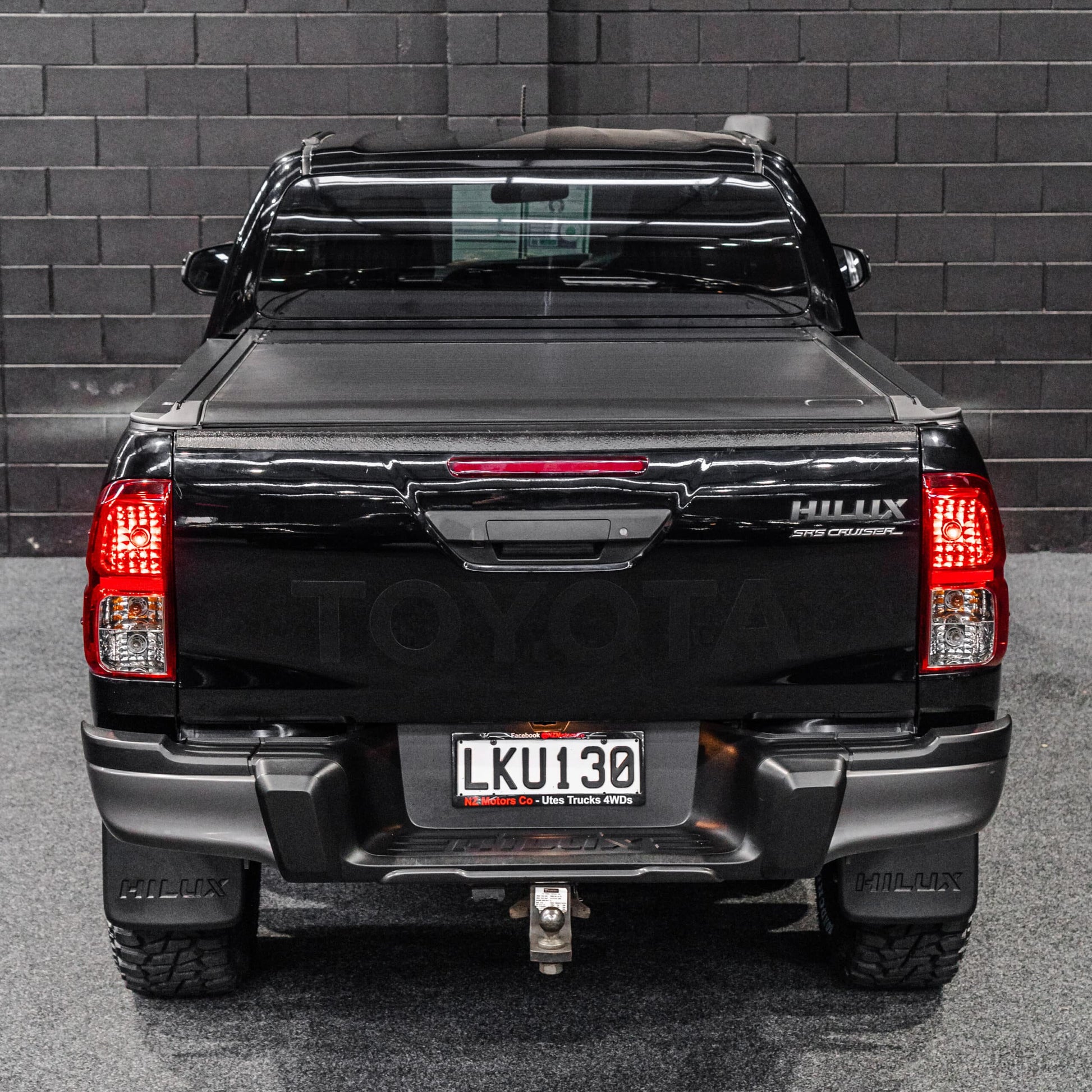 DEFENDER Off-Road Electric Rolling Shutter Lid — Toyota Hilux [2015-2020]
