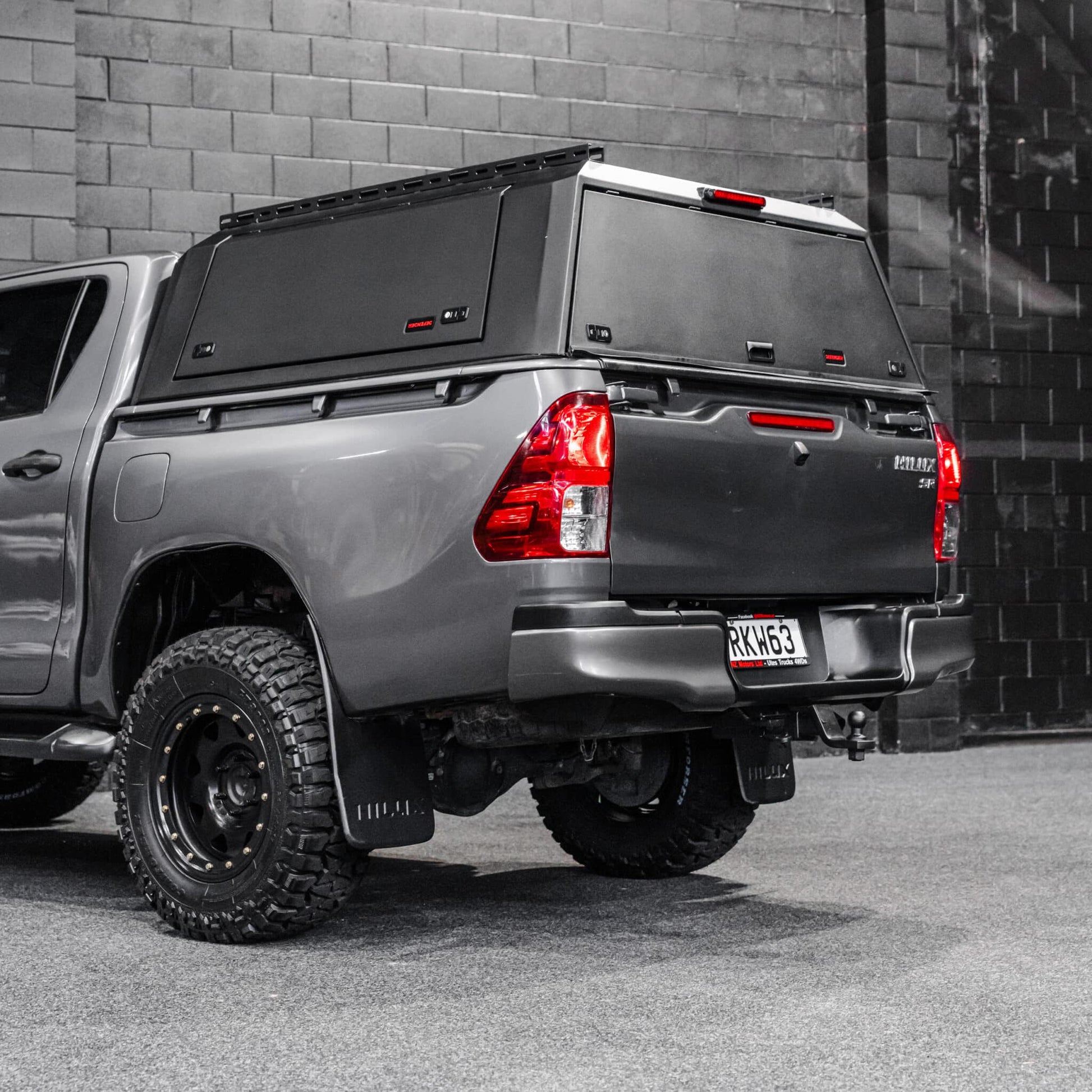 DEFENDER Off-Road Windowless Aluminium Canopy — Toyota Hilux J-Deck Wellside [2015-Present]