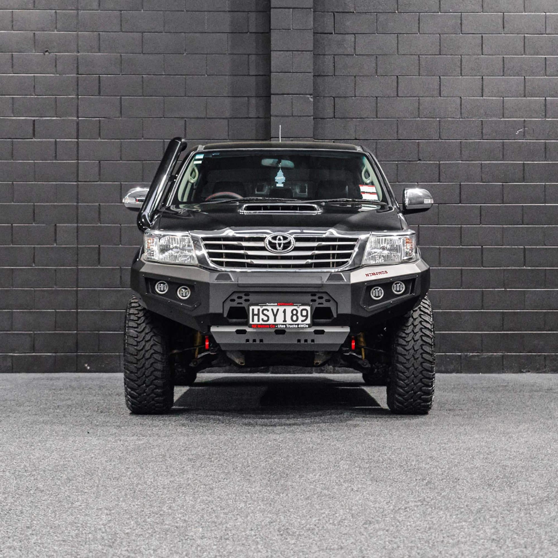 DEFENDER Off-Road Loopless Bull-Bar — Toyota Hilux [2005-2015]