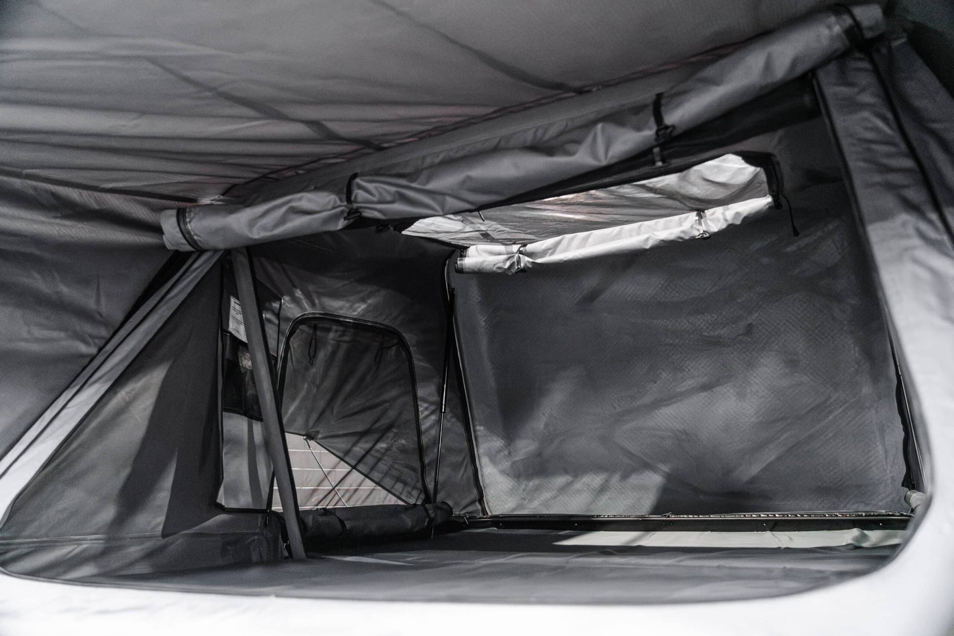 Defender Off-Road Cantilever Hard Shell Rooftop Tent